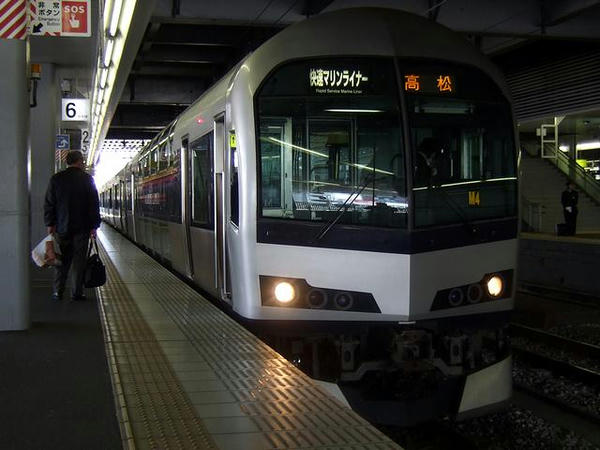 岡山駅で発車を待つマリンライナー29号