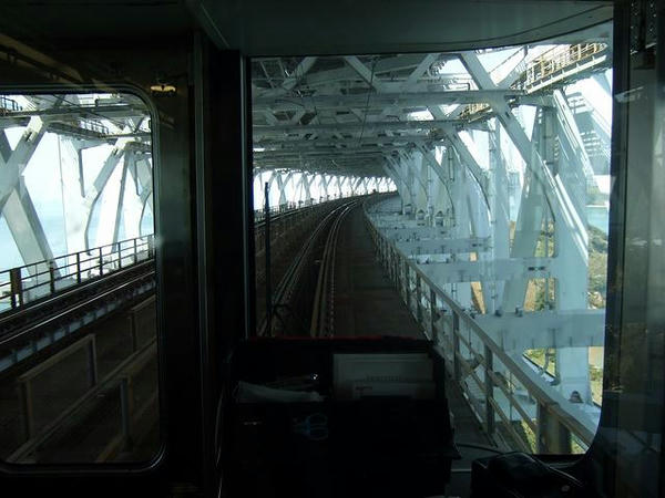 瀬戸大橋を渡る（列車最後尾からの眺め）