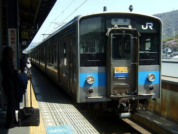坂出駅に入線する1255M快速サンポート