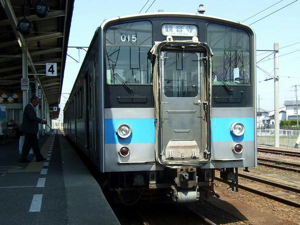 多度津駅で発車を待つ1127M