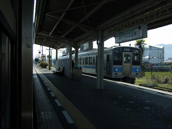 途中の高瀬駅で1122Mと交換