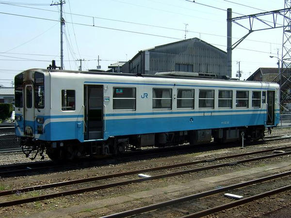多度津駅の駅名標多度津駅構内に停車していたキハ32形気動車