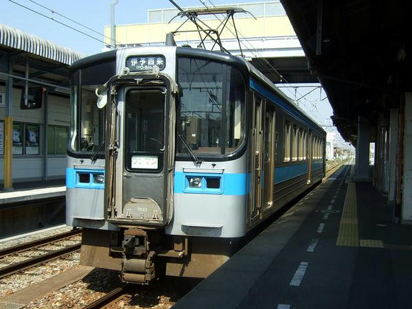 観音寺駅で発車を待つ4133M