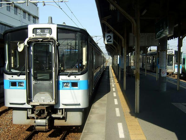 伊予西条駅で発車を待つ543M（左）と先程まで乗ってきた4133M（右）