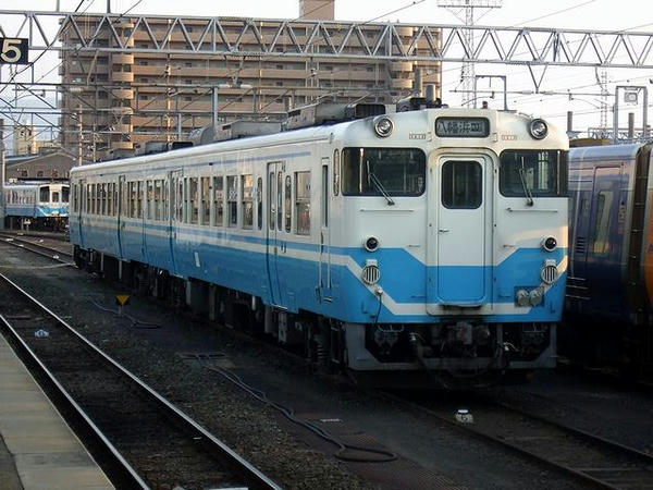 松山駅構内に停車中のキハ47形気動車