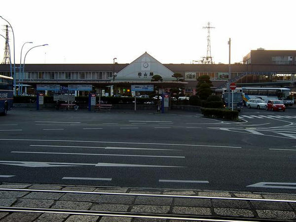 夕暮れの松山駅駅舎