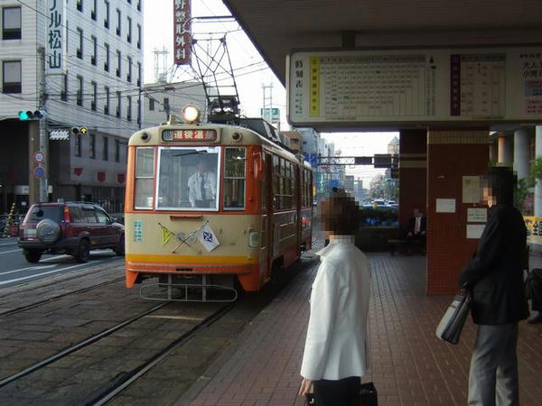 松山駅前停留所にやってきた道後温泉行きのモハ50形電車（66号）