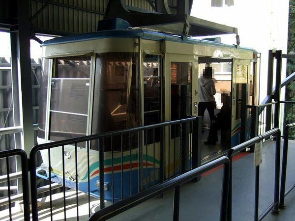 東雲口駅で出発を待つロープウェイ