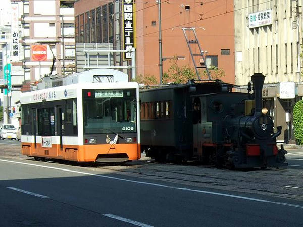 坊ちゃん列車の回送列車とすれ違うモハ2100形電車（2106号、平成16年製）
