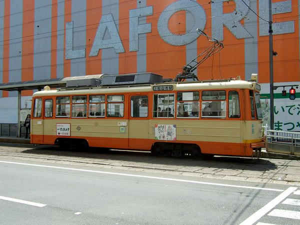 大街道停留所に停車中の松山市駅行きモハ50形電車後期型2次車（66号、昭和37年製）