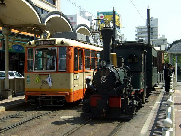モハ50形電車後期型2次車（66号、昭和37年製）と坊ちゃん列車（第2編成、平成14年デビュー）