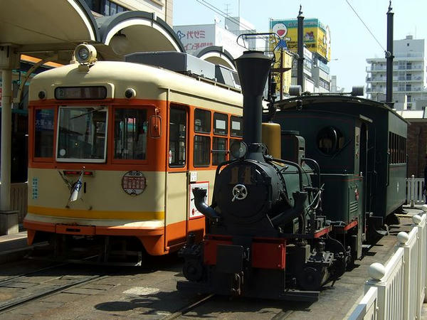 モハ50形電車前期型4次車（61号、昭和32年製）と坊ちゃん列車（第2編成）