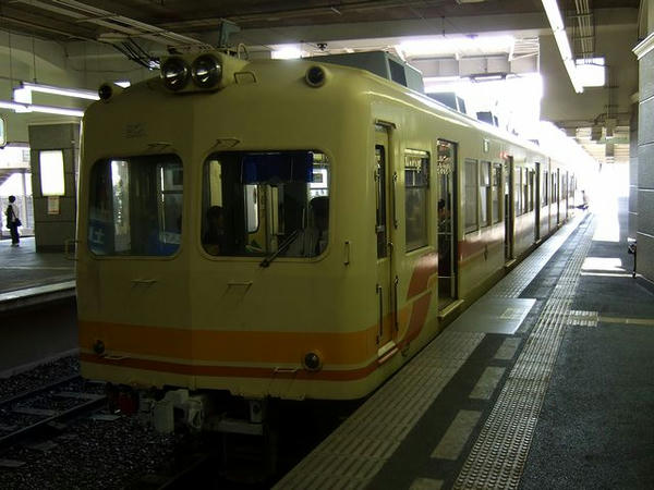 松山市駅で発車を待つ横河原行き