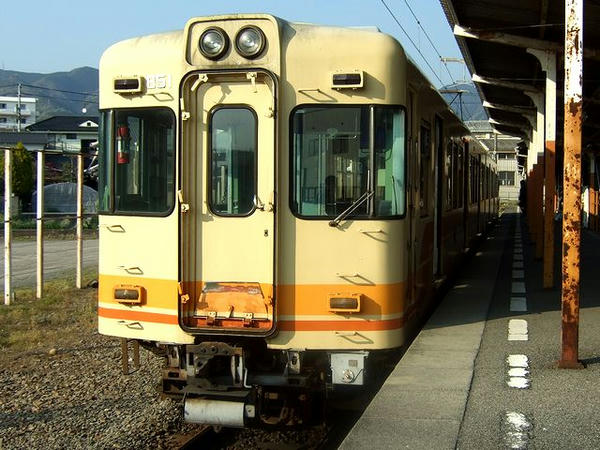 横河原駅で発車を待つ高浜行き（先頭となるクハ851側）