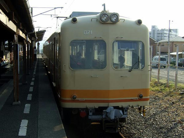 横河原駅で発車を待つ高浜行き（最後尾となるモハ821側）