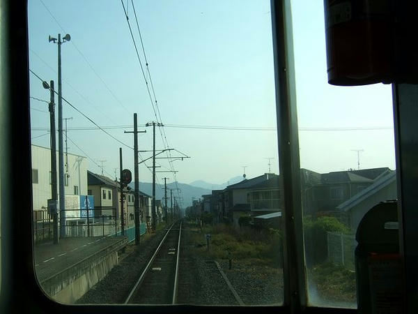 横河原駅で発車を待つ 