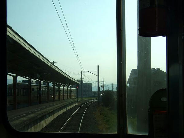 見奈良駅で行き違い