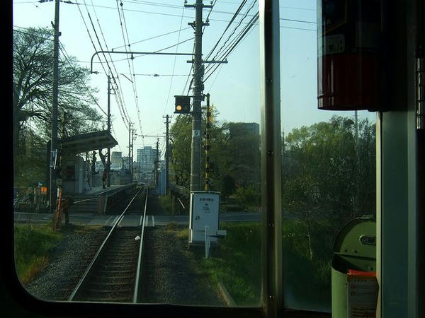 橋の上にホームがある石手川公園駅