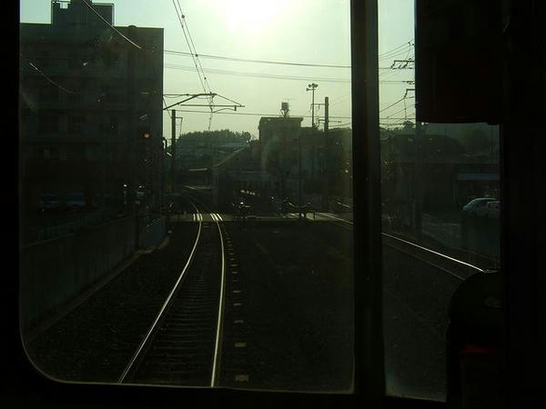 衣山駅手前で再び地上へ