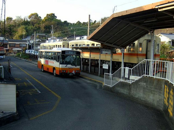 発車を待つ松山観光港行きの連絡バス