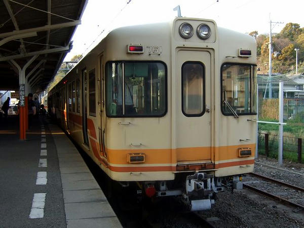 高浜駅で出発を待つ横河原行き
