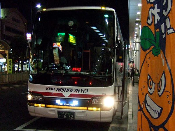 松山市駅停留所で出発を待つオレンジライナーえひめ号