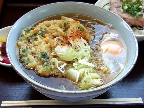天玉そば 470円（と、ミニねぎとろ丼 300円）