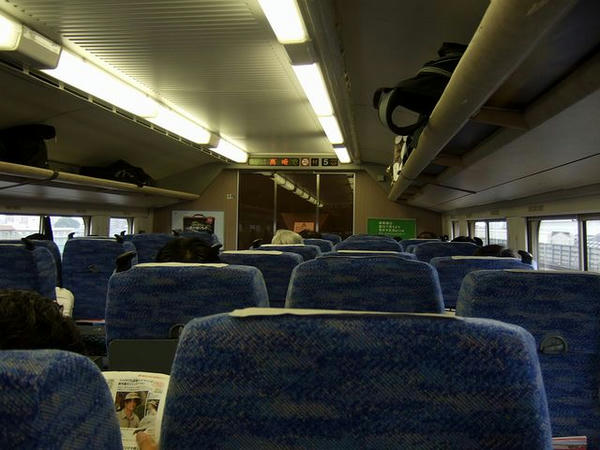 乗車した指定席の車内