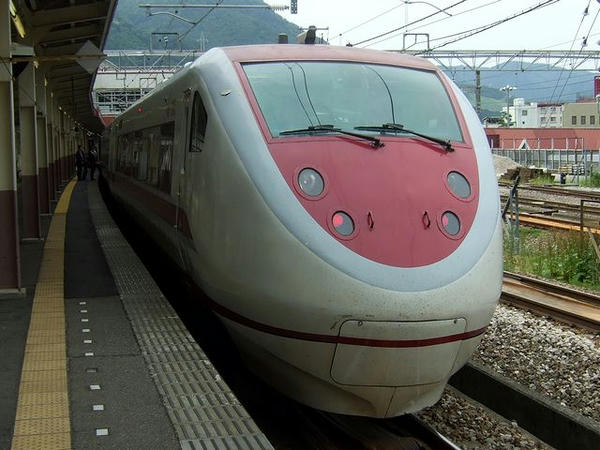越後湯沢駅で発車を待つはくたか14号