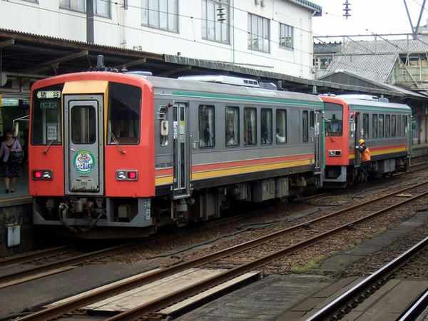 富山駅に停車中の高山本線普通列車（キハ120形気動車）