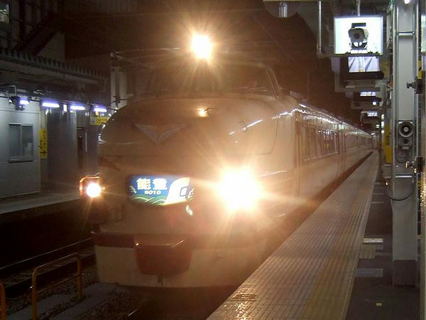富山駅に入線する急行能登号（489系電車）