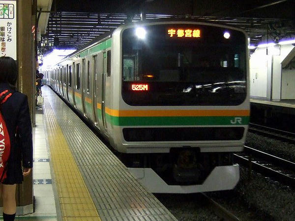 大宮駅に入線する普通列車