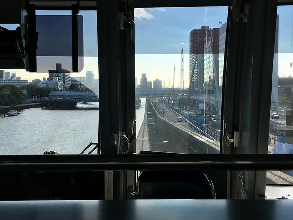 京浜運河上空を走行