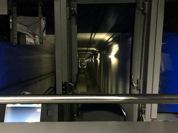 A滑走路の下を走行