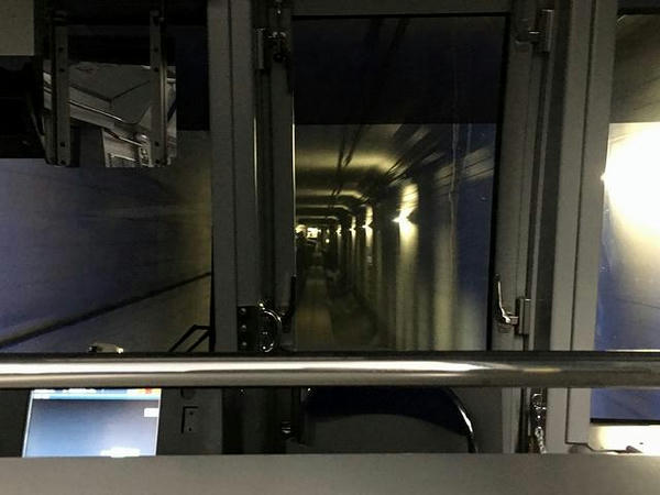 空港ターミナル地下へ