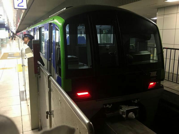 羽田空港第2ビル駅に到着した1223H普通列車
