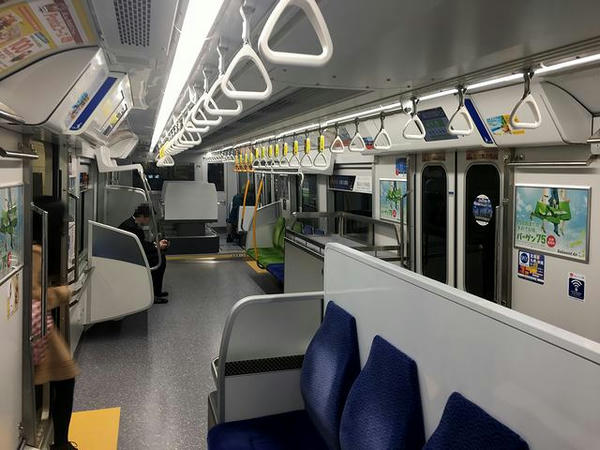 10000形モノレール浜松町方先頭車の車内
