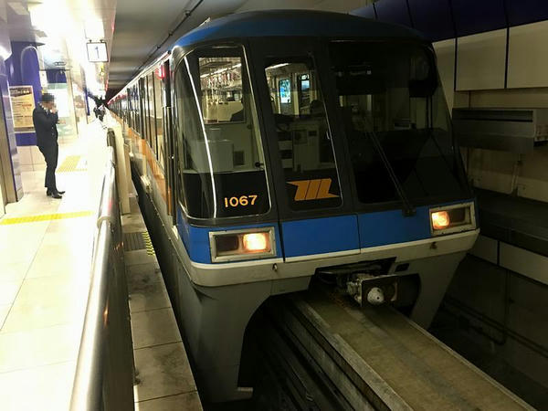 羽田空港第2ビル駅で発車を待つF1324区間快速列車