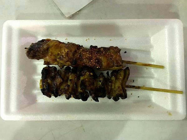 焼き鳥（若鶏もも、かわ） 各150円