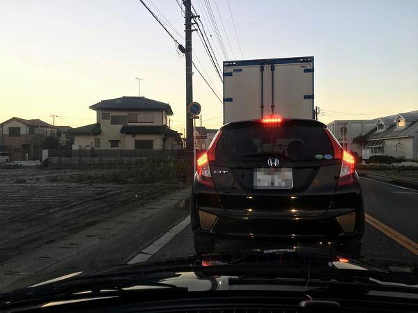 午前6時半前、混雑する守谷市内の県道にて