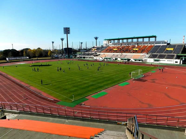 第3コーナー付近から見たフィールドとメインスタンド
