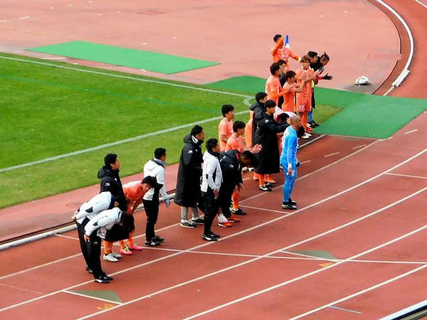 サポーターに挨拶する宮崎選手関係者