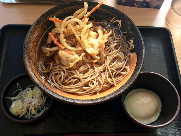 朝そば（玉子）（温・温泉玉子・かき揚げ） 330円