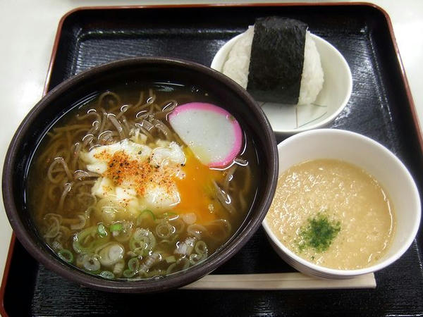 とろろそば 560円 ＋クリーンエッグ（温玉風） 60円 ＋ おにぎり1個 150円
