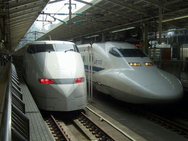 東京駅で発車を待つこだま659号（左）