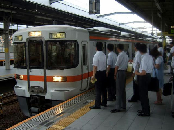 岐阜駅に入線する普通列車