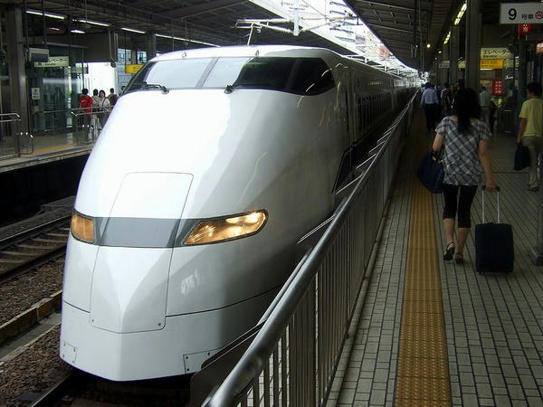 名古屋駅に入線するこだま636号
