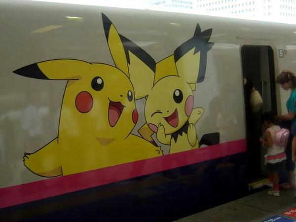 車体にピカチュウ・ピチュウ描かれた（っていうかシート貼られた）E2系