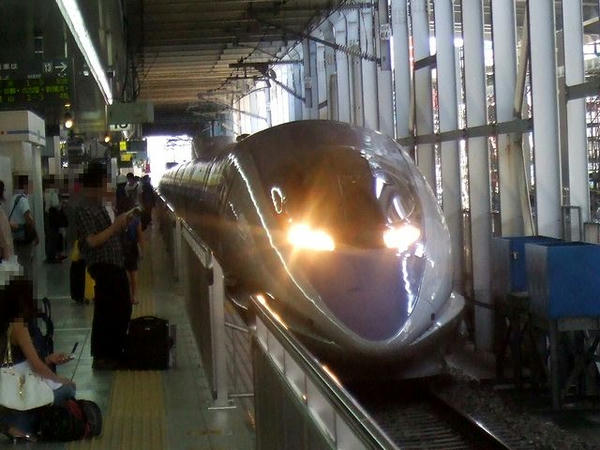 博多駅13番線ホームに入線するのぞみ28号になる回送列車