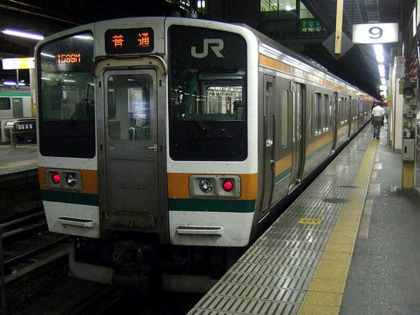 上野駅で発車を待つ1599M
